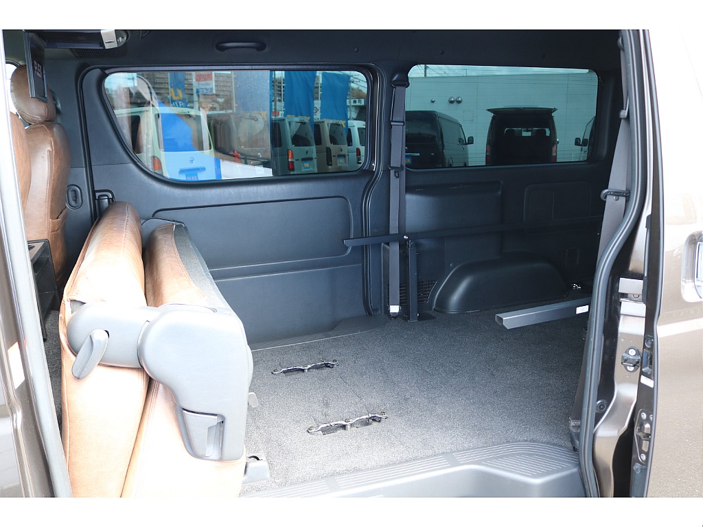 背面を倒して 座面を前方に跳ね上げるとラゲッジスペースの拡張が可能です♪