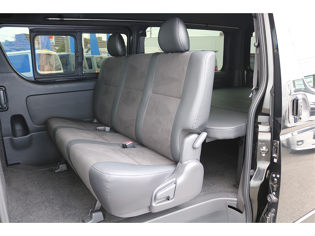 リクライニング可能な２列目シート♪