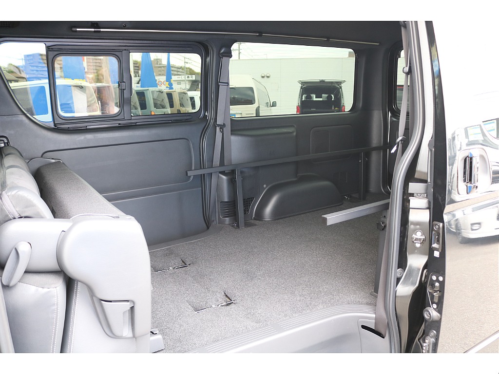 背面を倒して 座面を前方に跳ね上げるとラゲッジスペースの拡張が可能です♪