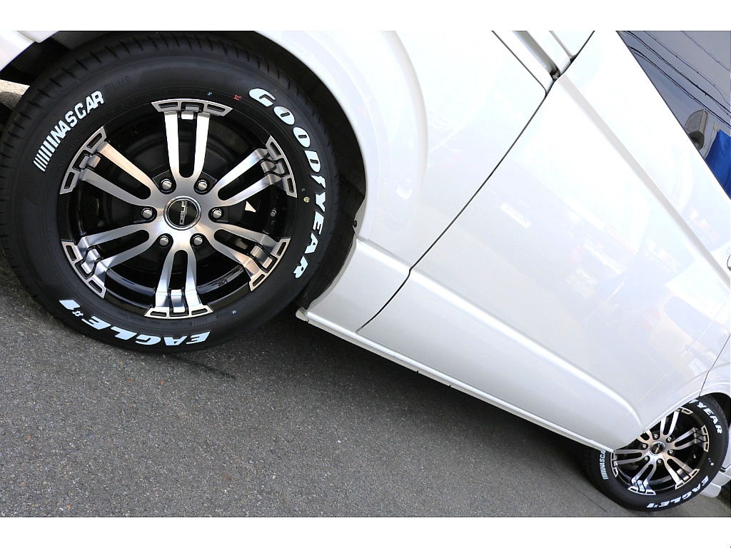 ナスカーホワイトレタータイヤ