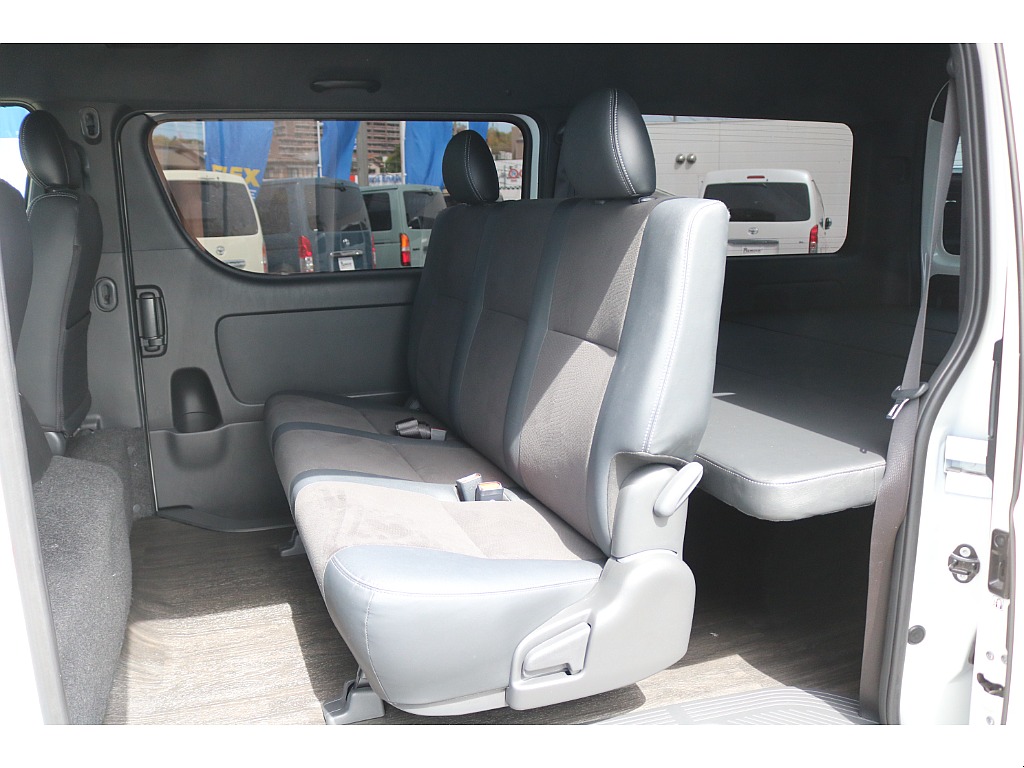リクライニング可能な２列目シート♪