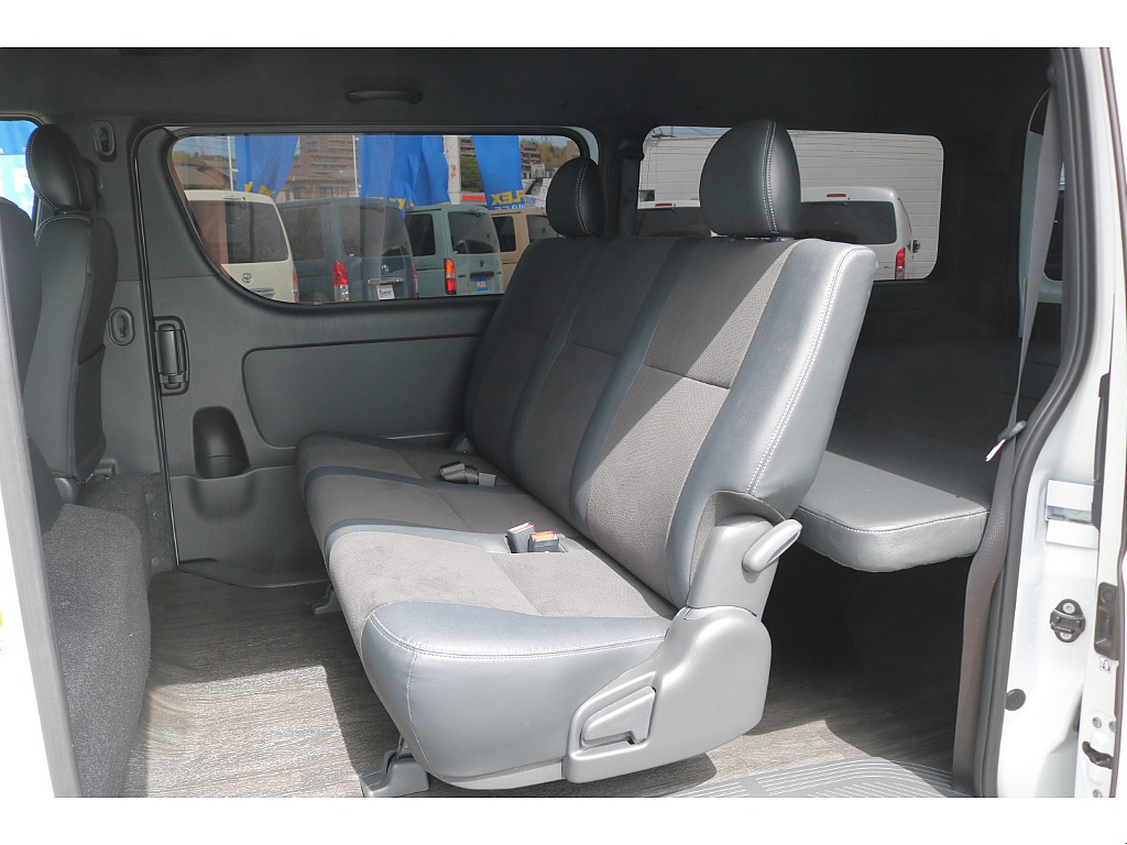 リクライニング可能な２列目シート♪