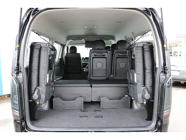 4列目シートを跳ね上げれば大きな荷物スペースを確保できます♪