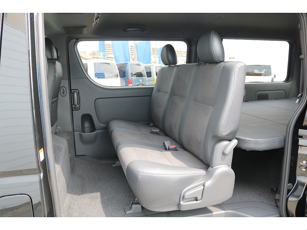 リクライニング可能な２列目シート♪