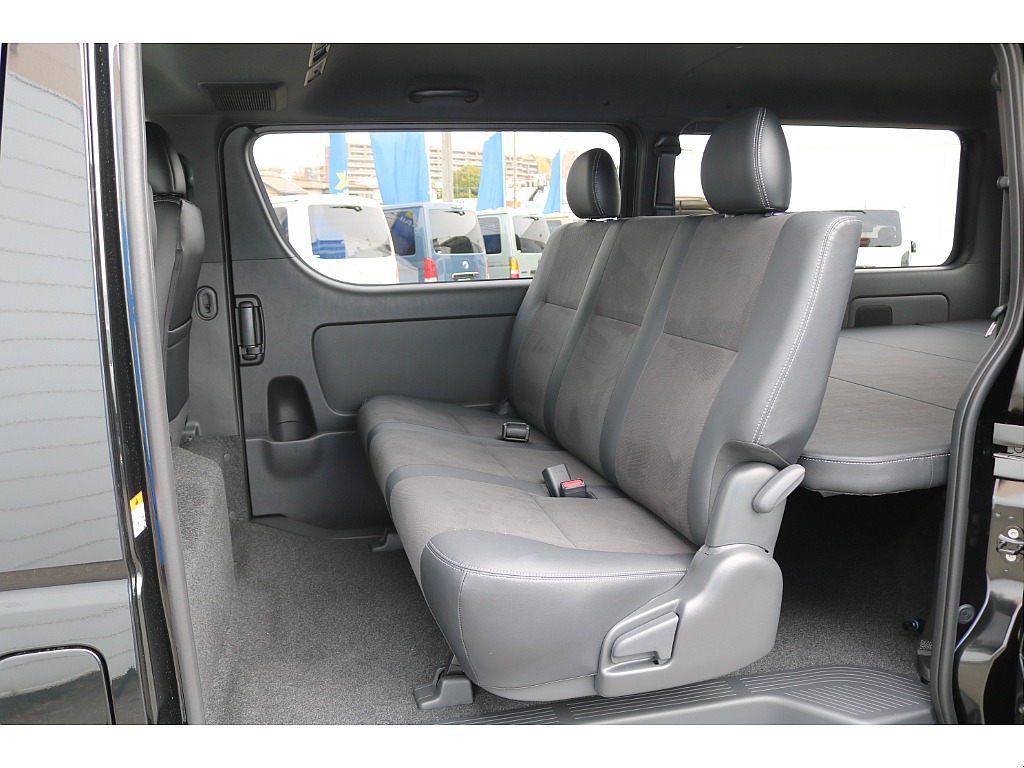 リクライニング可能な２列目シート♪