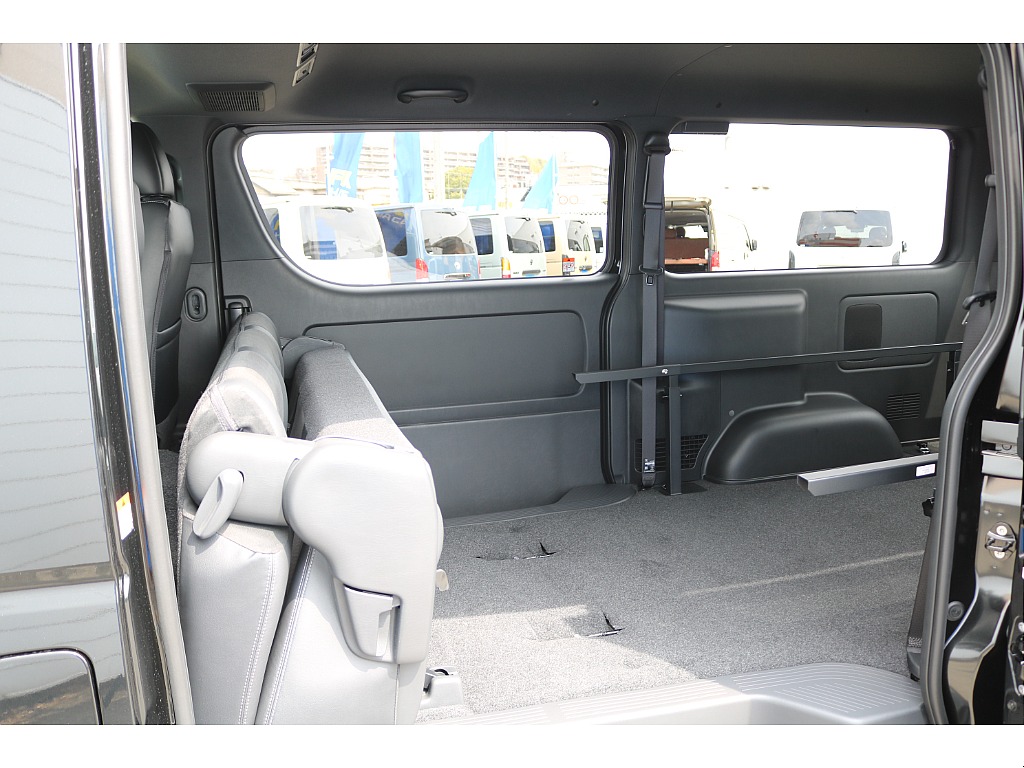 背面を倒して 座面を前方に跳ね上げるとラゲッジスペースの拡張が可能です♪