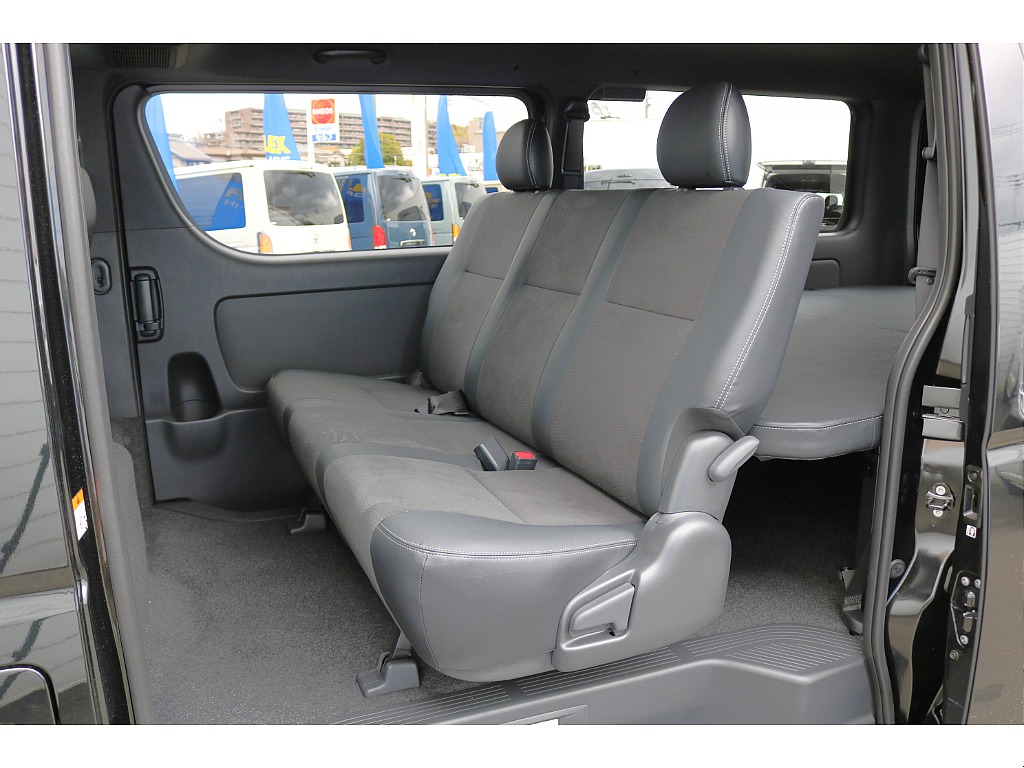 リクライニング可能な２列目シート♪