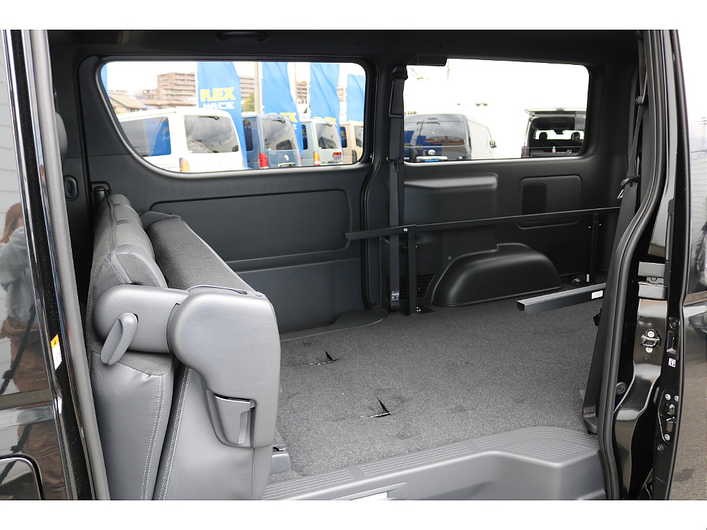 背面を倒して 座面を前方に跳ね上げるとラゲッジスペースの拡張が可能です♪