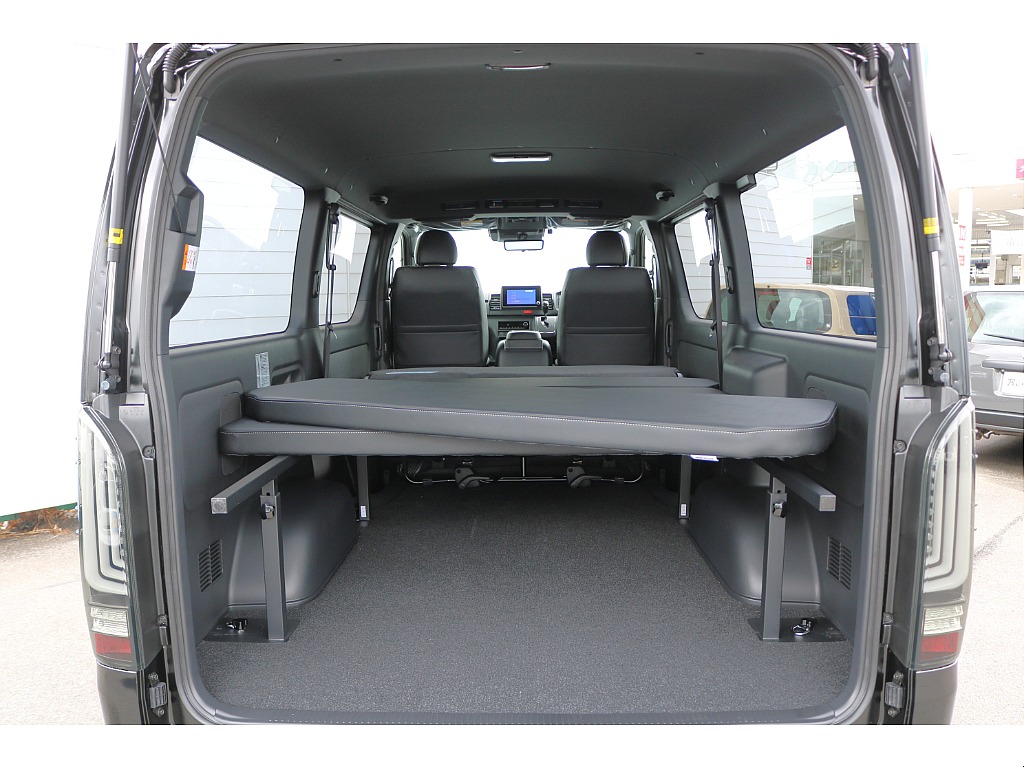 ベットは取り外しもできるので大きい荷物でも楽々載せられるラゲッチスペースも作り出せちゃいます♪