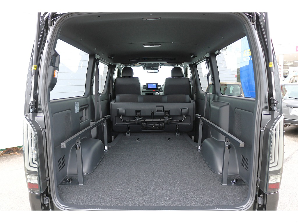 ベットは取り外しもできるので大きい荷物でも楽々載せられるラゲッチスペースも作り出せちゃいます♪