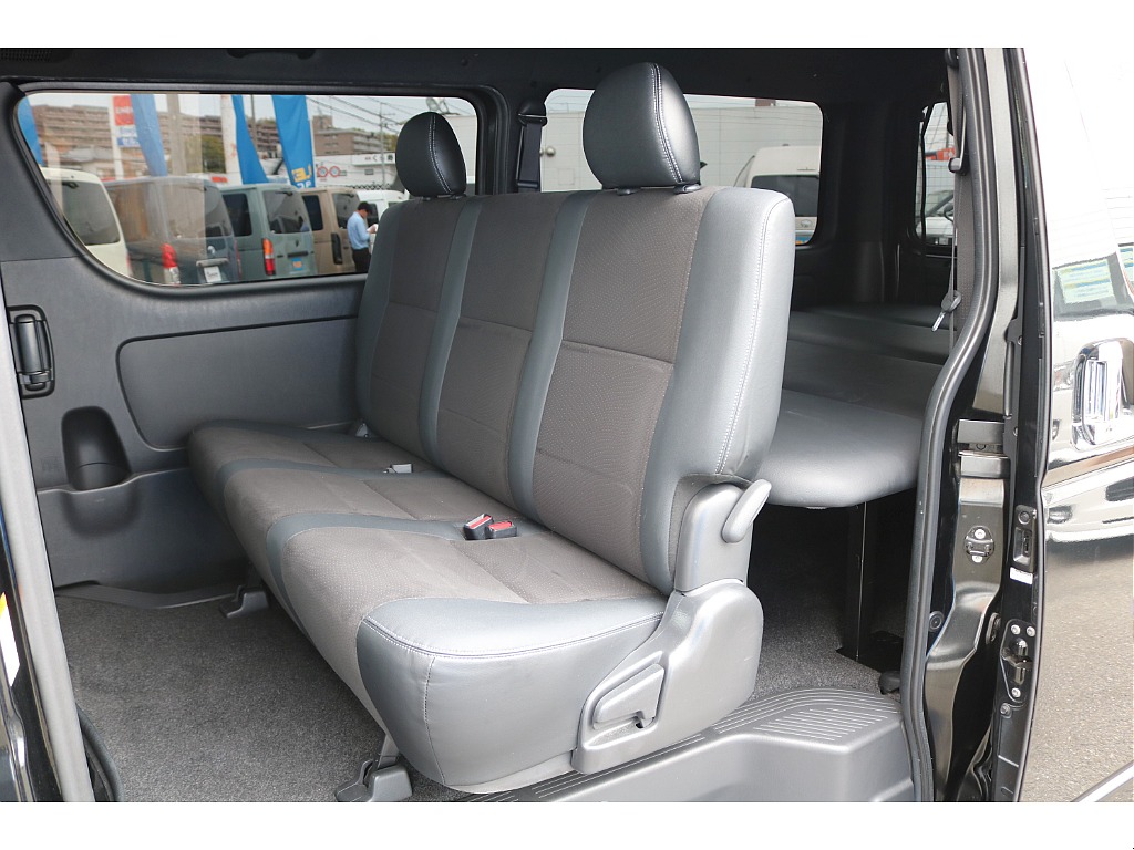 リクライニング可能な２列目シート♪