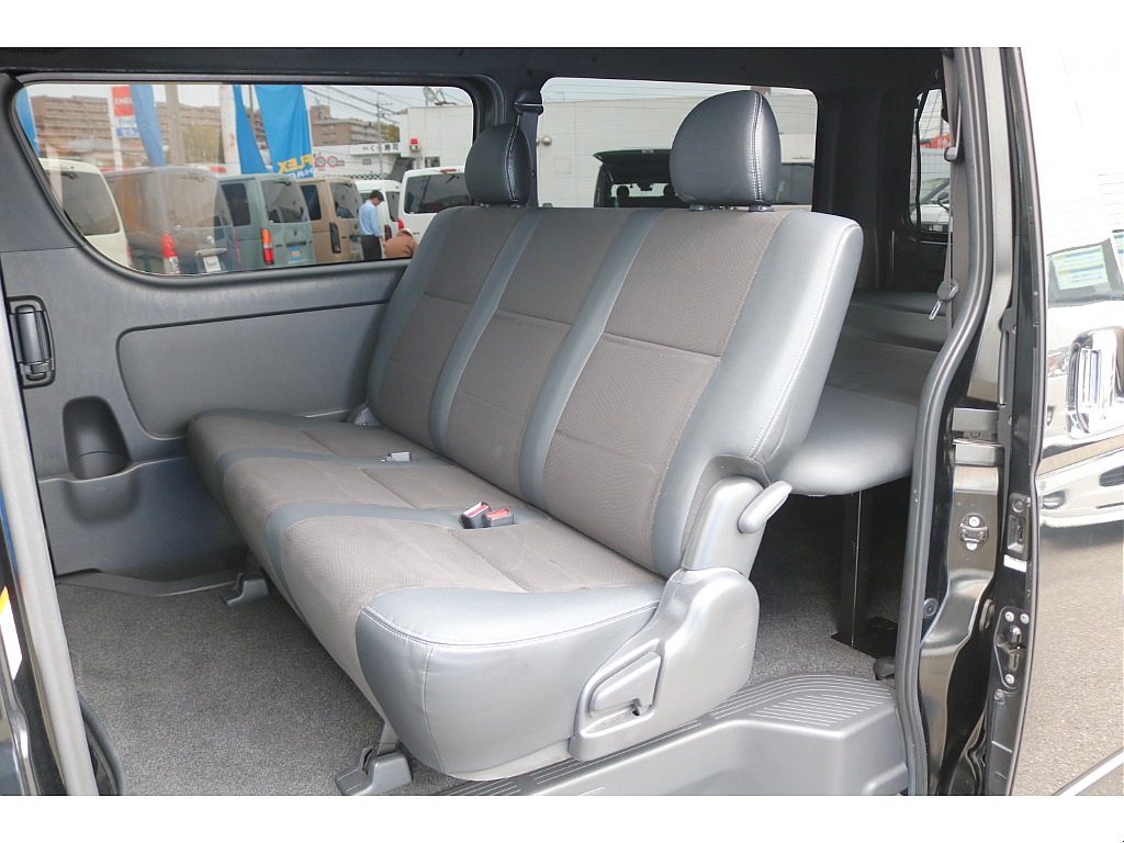 リクライニング可能な２列目シート♪