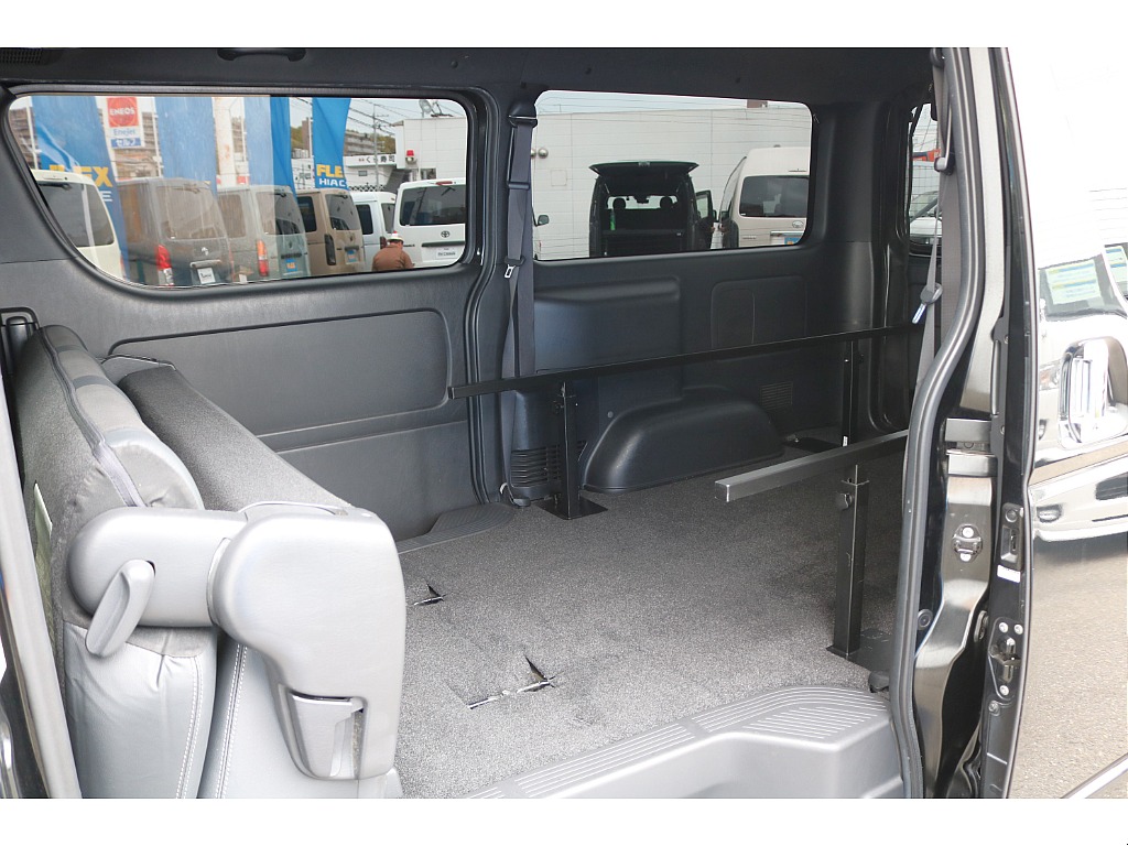 背面を倒して 座面を前方に跳ね上げるとラゲッジスペースの拡張が可能です♪