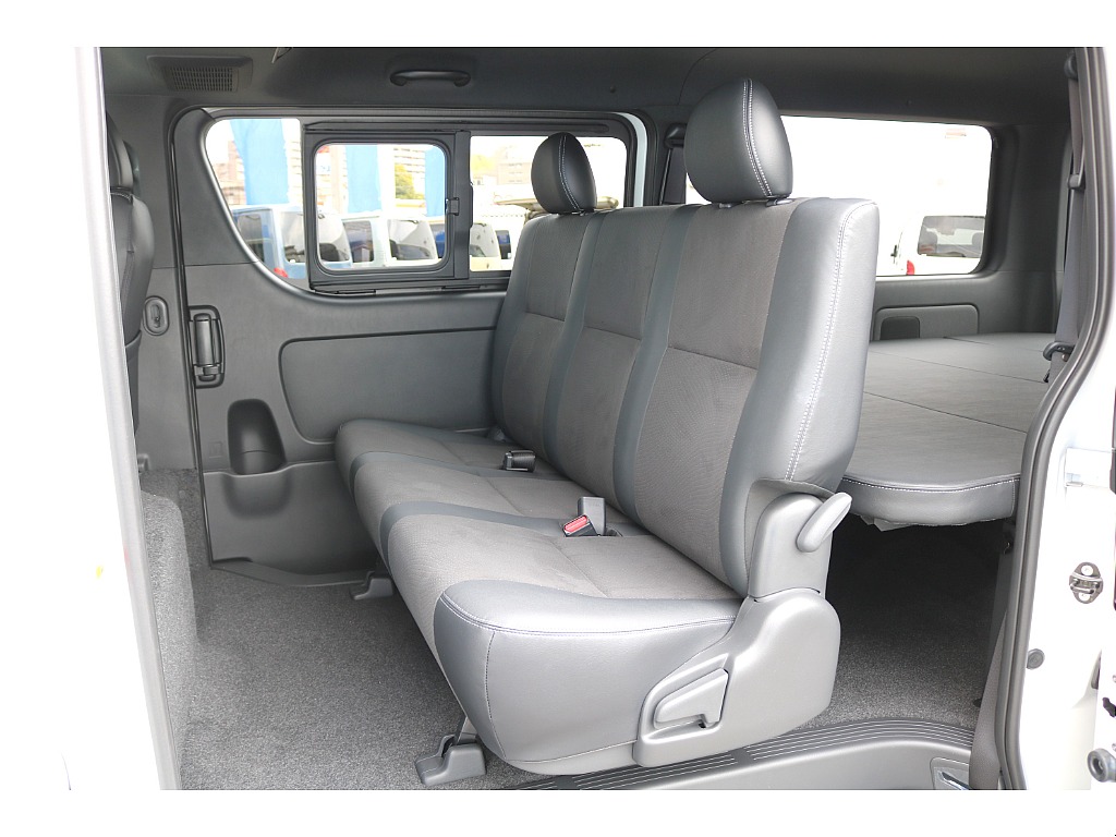 リクライニング可能な２列目シート♪