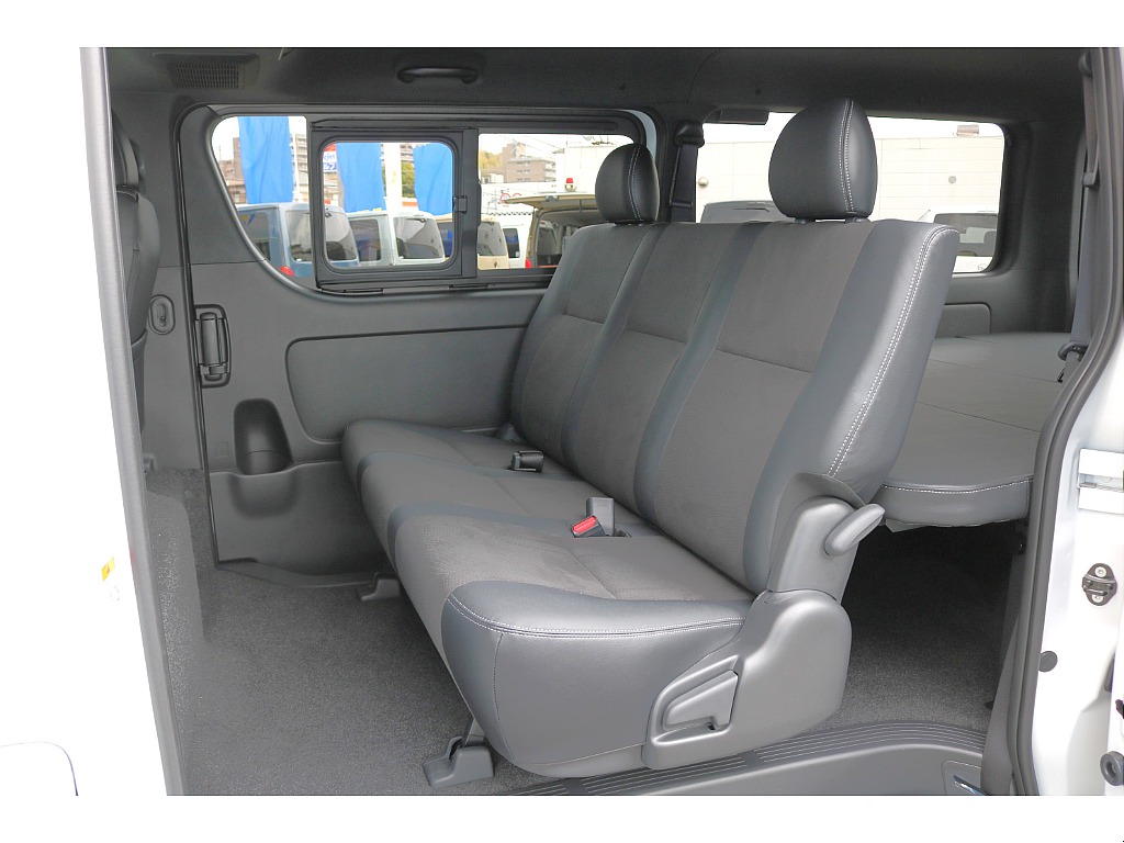 リクライニング可能な２列目シート♪