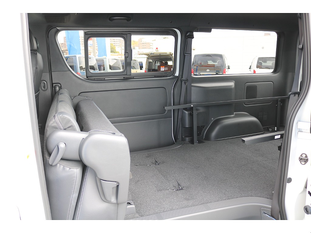 背面を倒して 座面を前方に跳ね上げるとラゲッジスペースの拡張が可能です♪