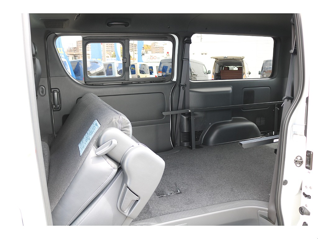 背面を倒して 座面を前方に跳ね上げるとラゲッジスペースの拡張が可能です♪