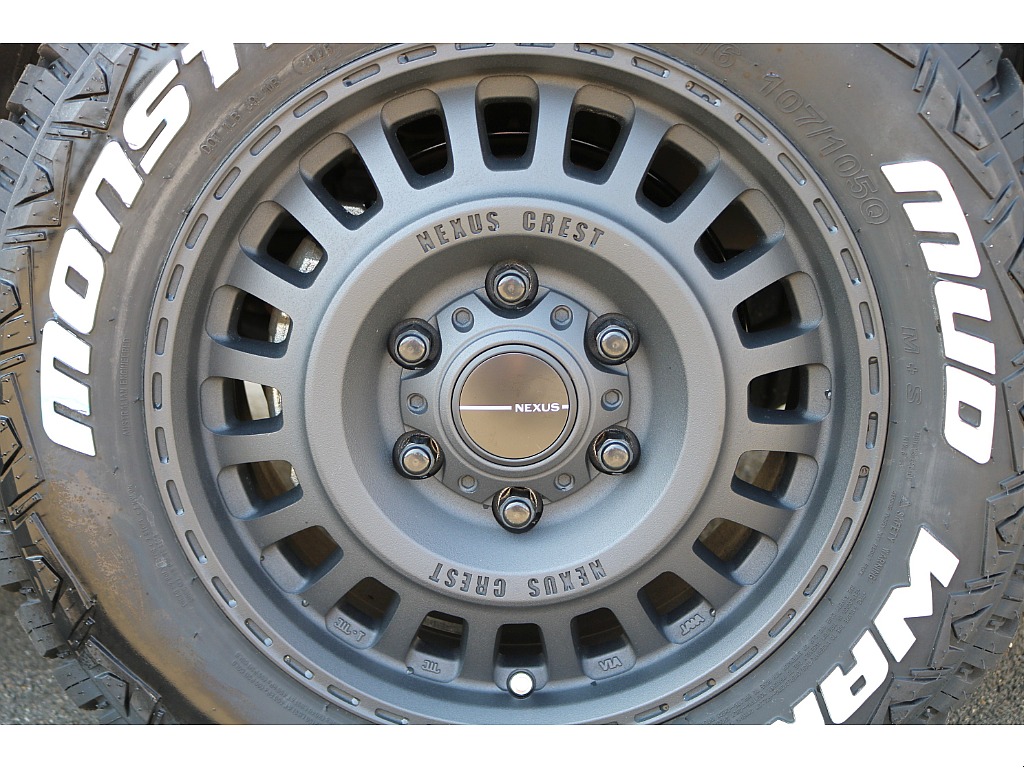 足元にはNEXUS CREST NC-1 16インチをチョイス♪