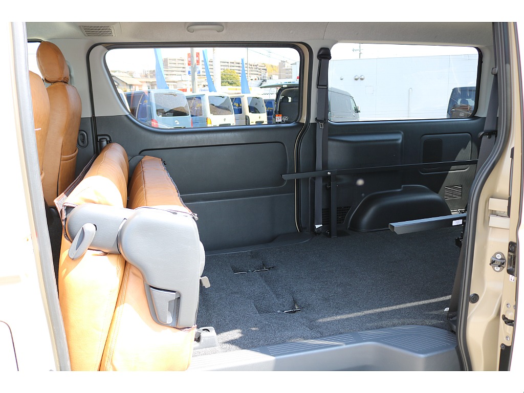 背面を倒して 座面を前方に跳ね上げるとラゲッジスペースの拡張が可能です♪