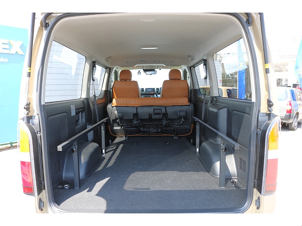 リクライニング可能な２列目シート♪