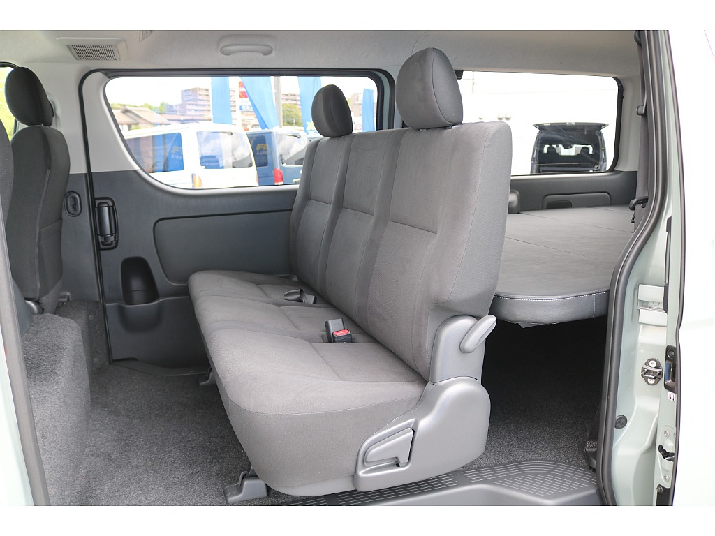 リクライニング可能な２列目シート♪