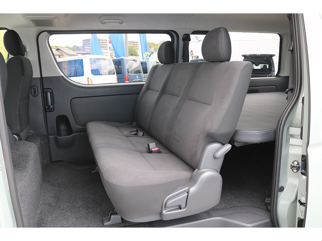 リクライニング可能な２列目シート♪