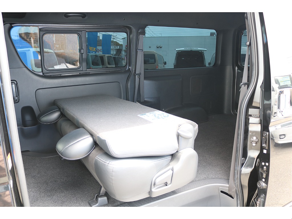 背面を倒して 座面を前方に跳ね上げるとラゲッジスペースの拡張が可能です♪