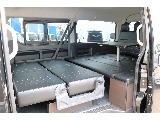 フルフラットも可能♪ テーブル付きでくつろぎ空間♪