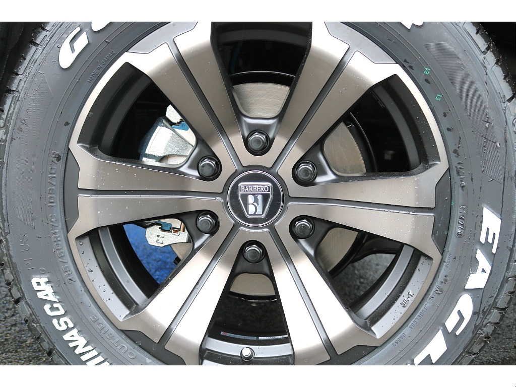 足元にはFLEX アーバングランデ　17インチAWをチョイス♪