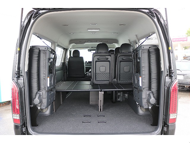 4列目シートを跳ね上げれば大きな荷物スペースを確保できます♪