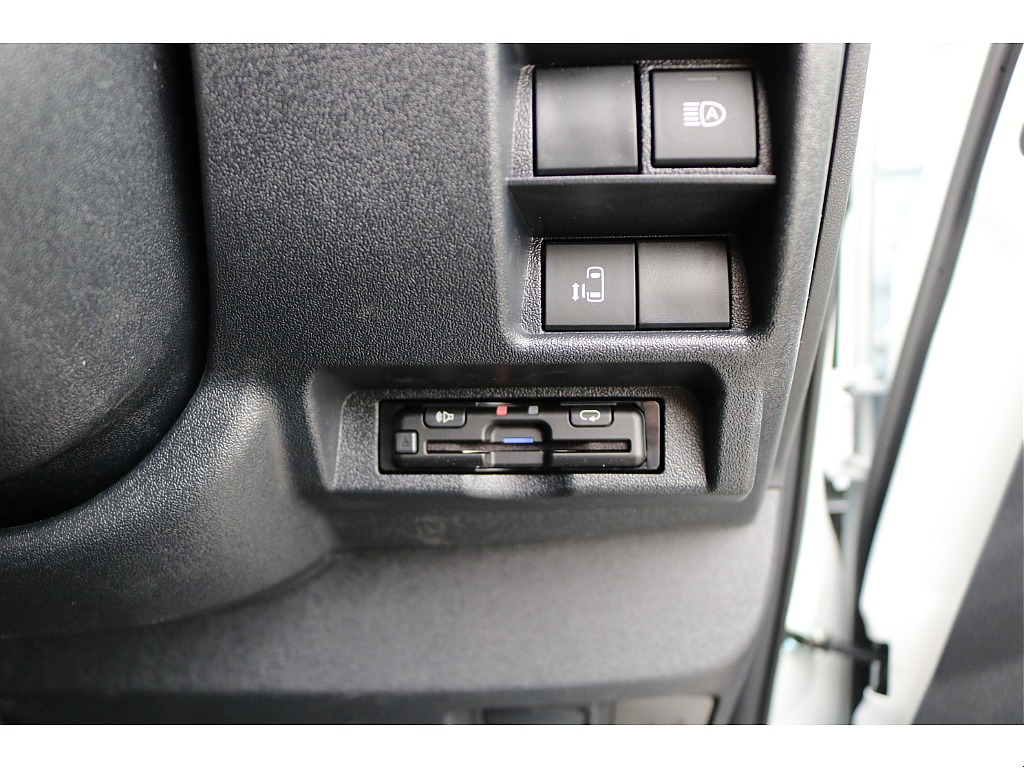 【新車/新型】ハイエースワゴンGLガソリン４WD内装架装familiar
