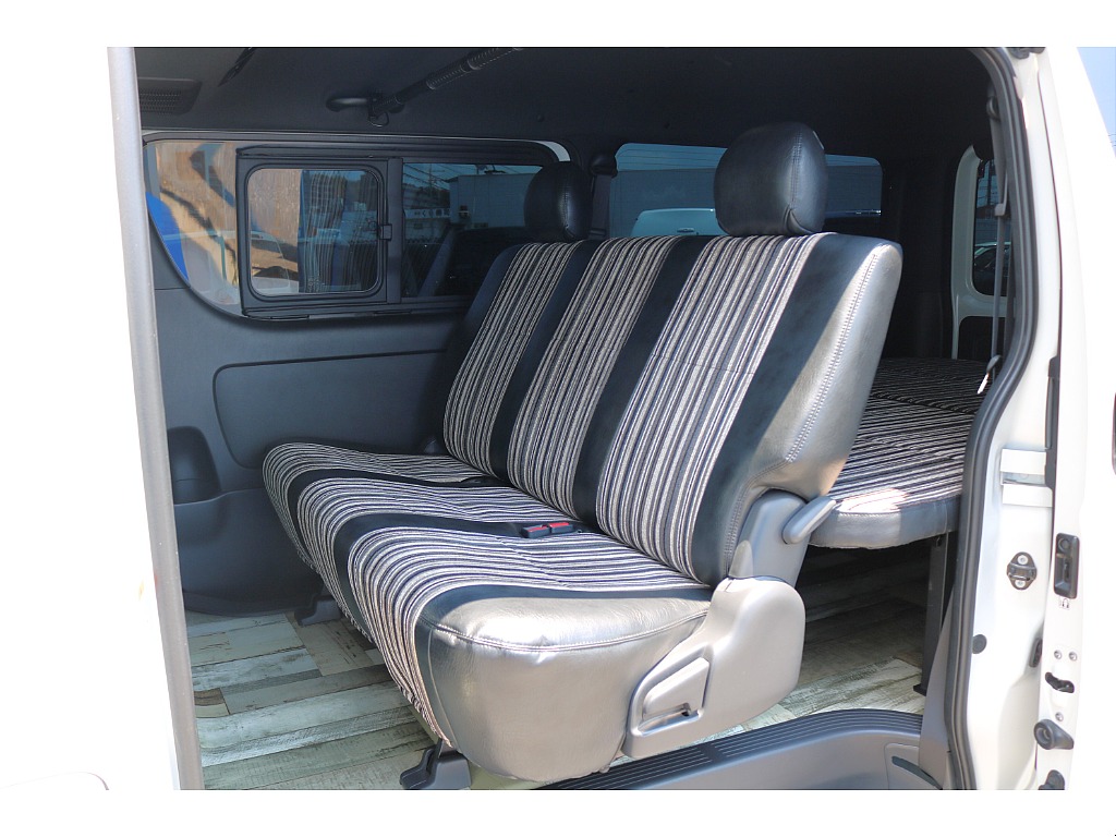 リクライニング可能な２列目シート♪