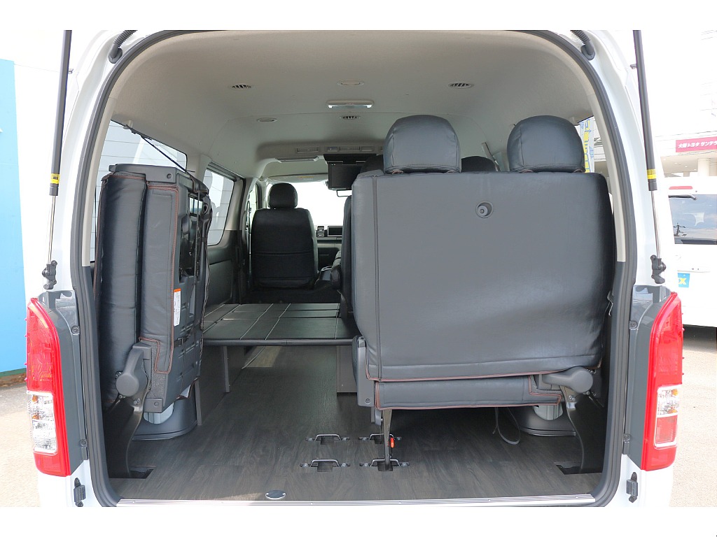 【新車/新型】9型ハイエースワゴンGLガソリン４WD　フローリング施工＆ゼロワゴンベッドキット装備！オフロード仕様外装！