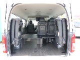 4列目シートを跳ね上げれば大きな荷物スペースを確保できます♪