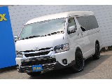 Bi-beam LEDヘッドランプの採用とガッツミラー廃止で フロント周りのデザインがかっこよくスタイリッシュな新型ハイエースです♪