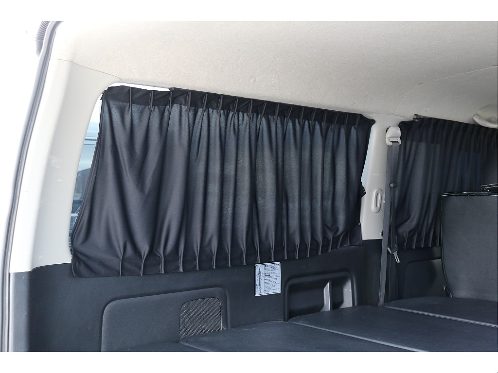 車中泊に便利なカーテンも付いております♪