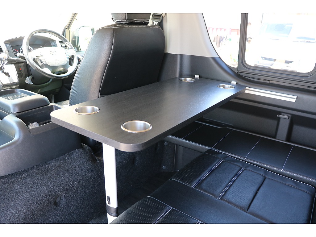 テーブルございますので車内で食事も可能♪