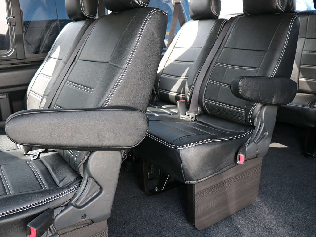 2.3列目はアームレスト付！