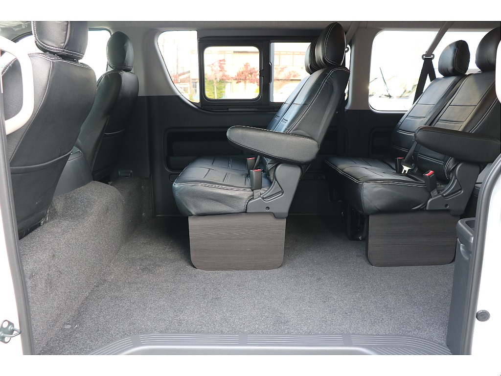 後部座席足元も広々！