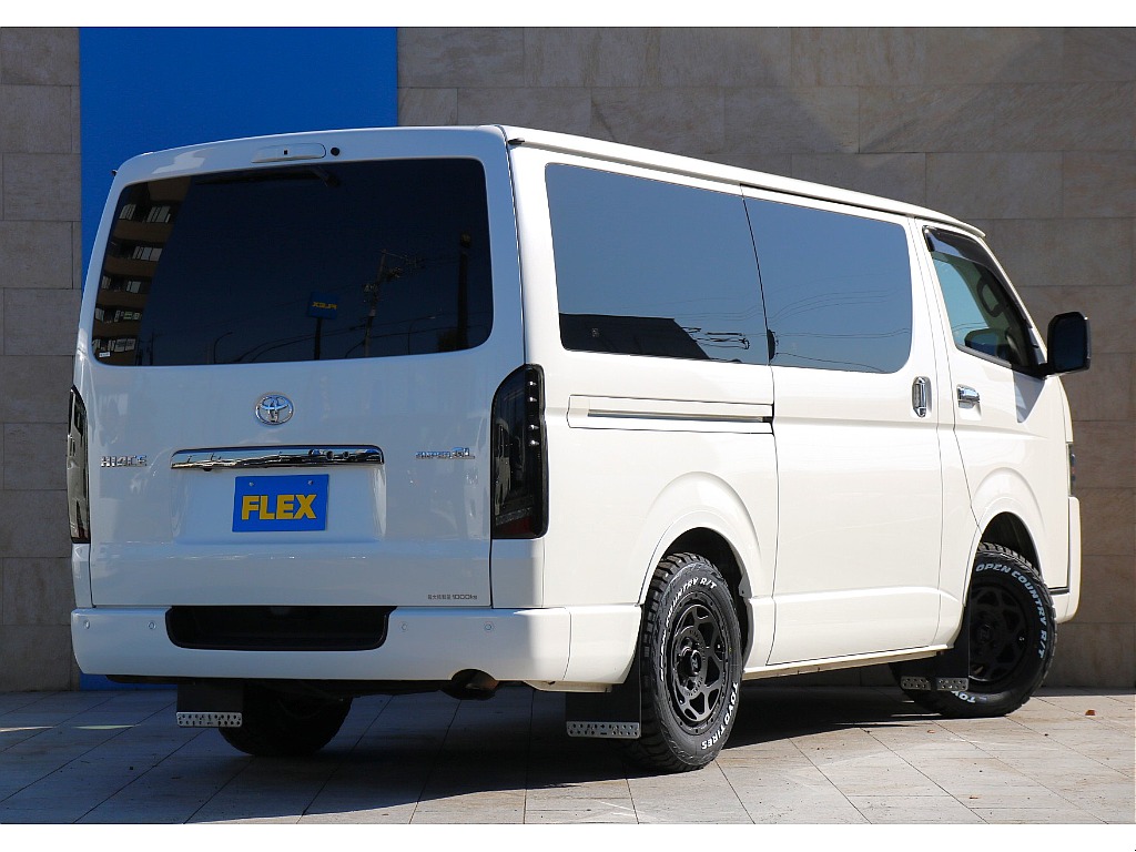 ベッドキット付のオフロード仕様でカッコいい車！