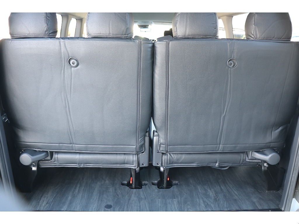 4列目シートは跳ね上げも可能！