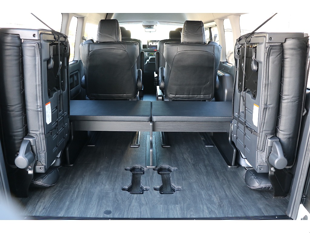 4列目シートは跳ね上げも可能！