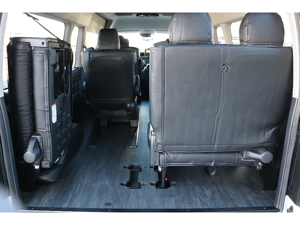 4列目シートは跳ね上げも可能！