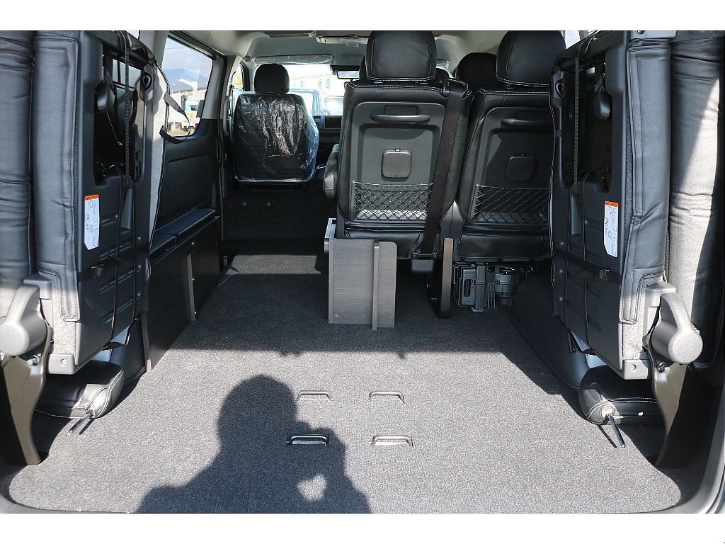 4列目シートは跳ね上げも可能！