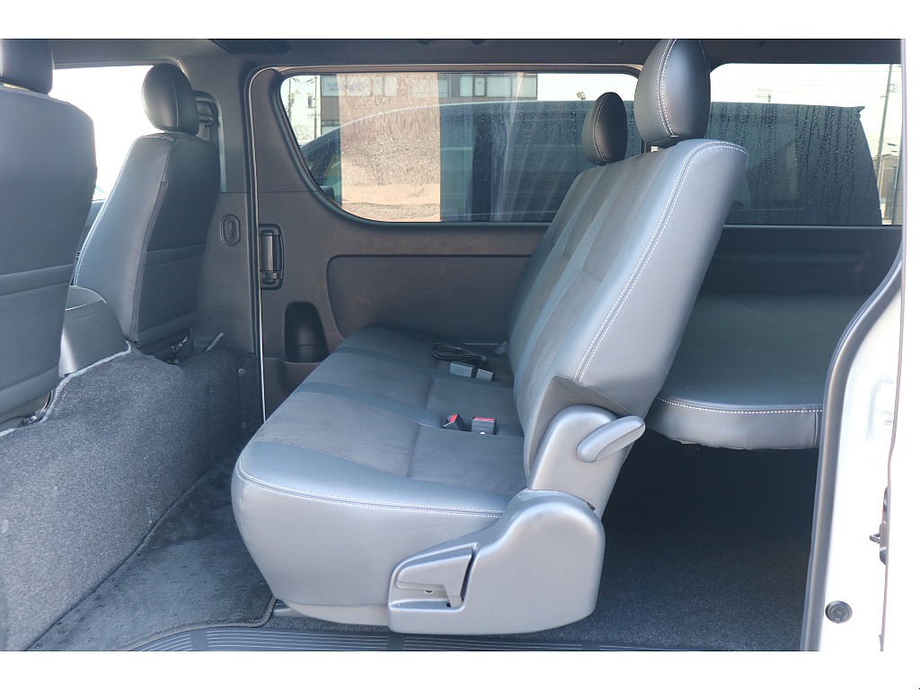 2列目足元も広々！