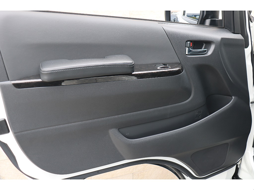 フロントドアアームレスト付！