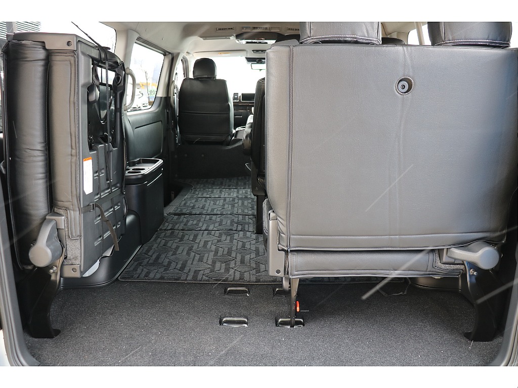 4列目シートは跳ね上げ可能！