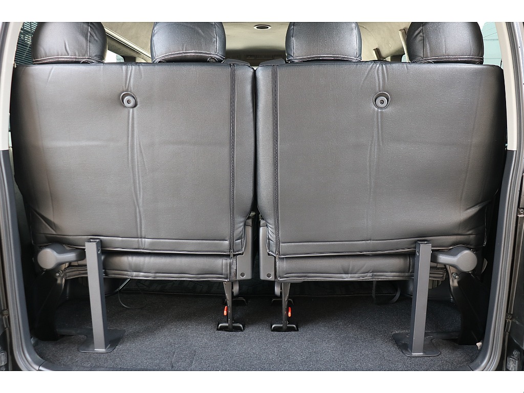 4列目シートは跳ね上げも可能！