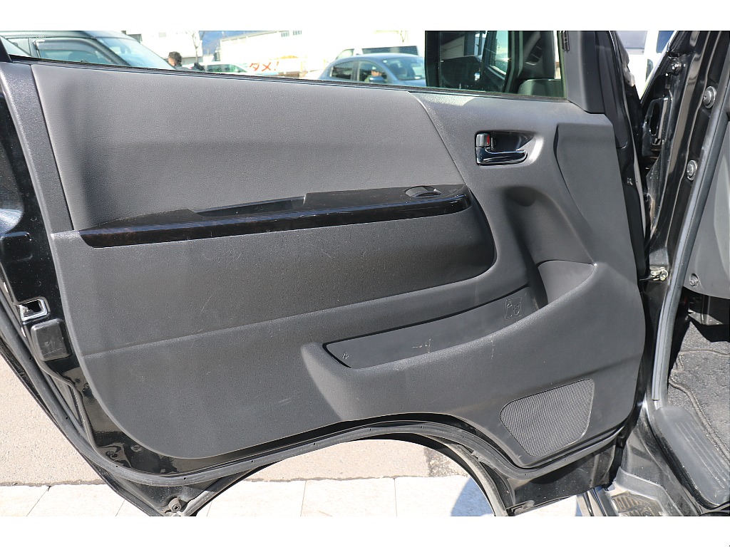 ドア内も綺麗な1台！