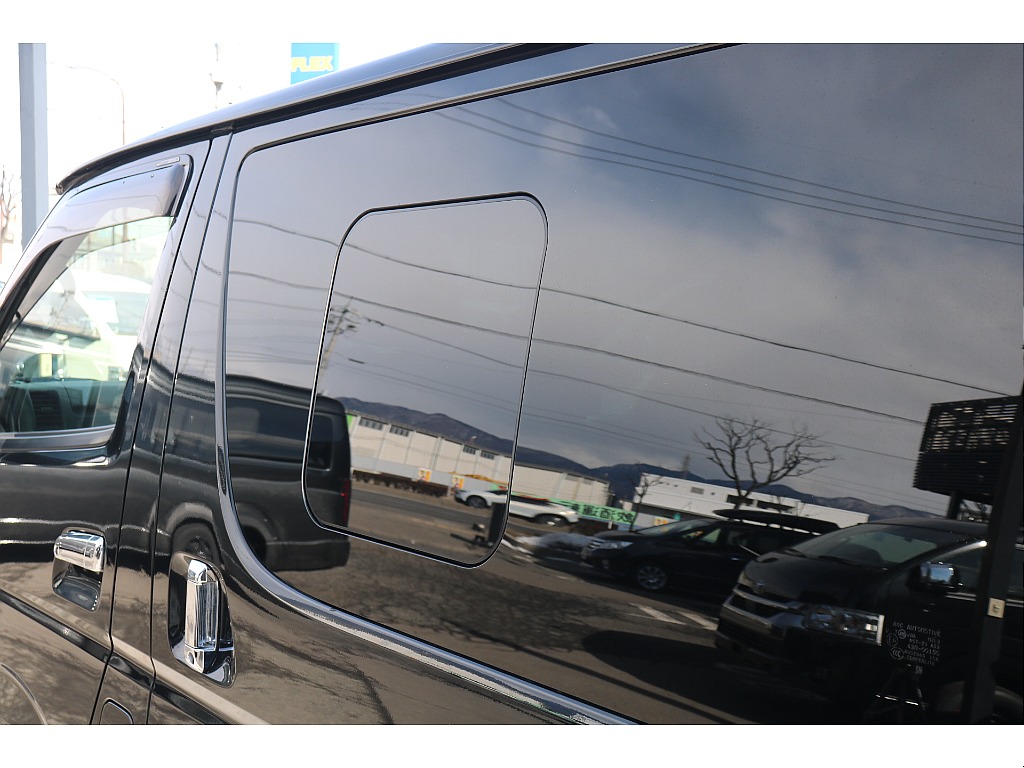 小窓付きスライドドア！